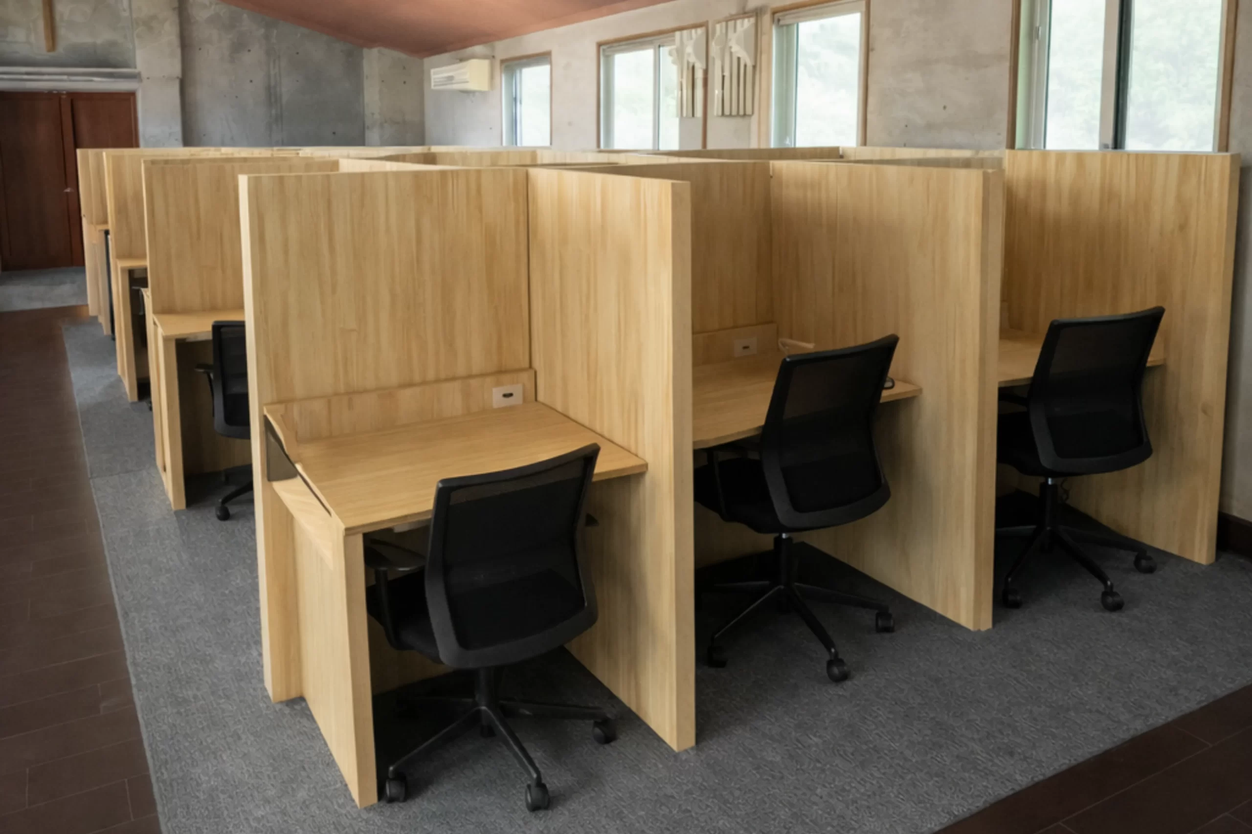 作業スペースと個別作業ブース